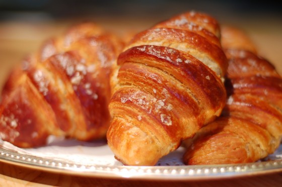 best-design-guides-food-you-must-try-in-paris-croissant