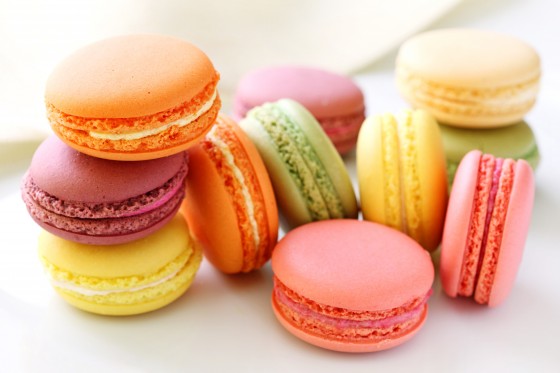 best-design-guides-food-you-must-try-in-paris-raw-macarons